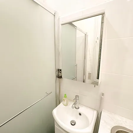 A Comfortable In Apartmán Paříž